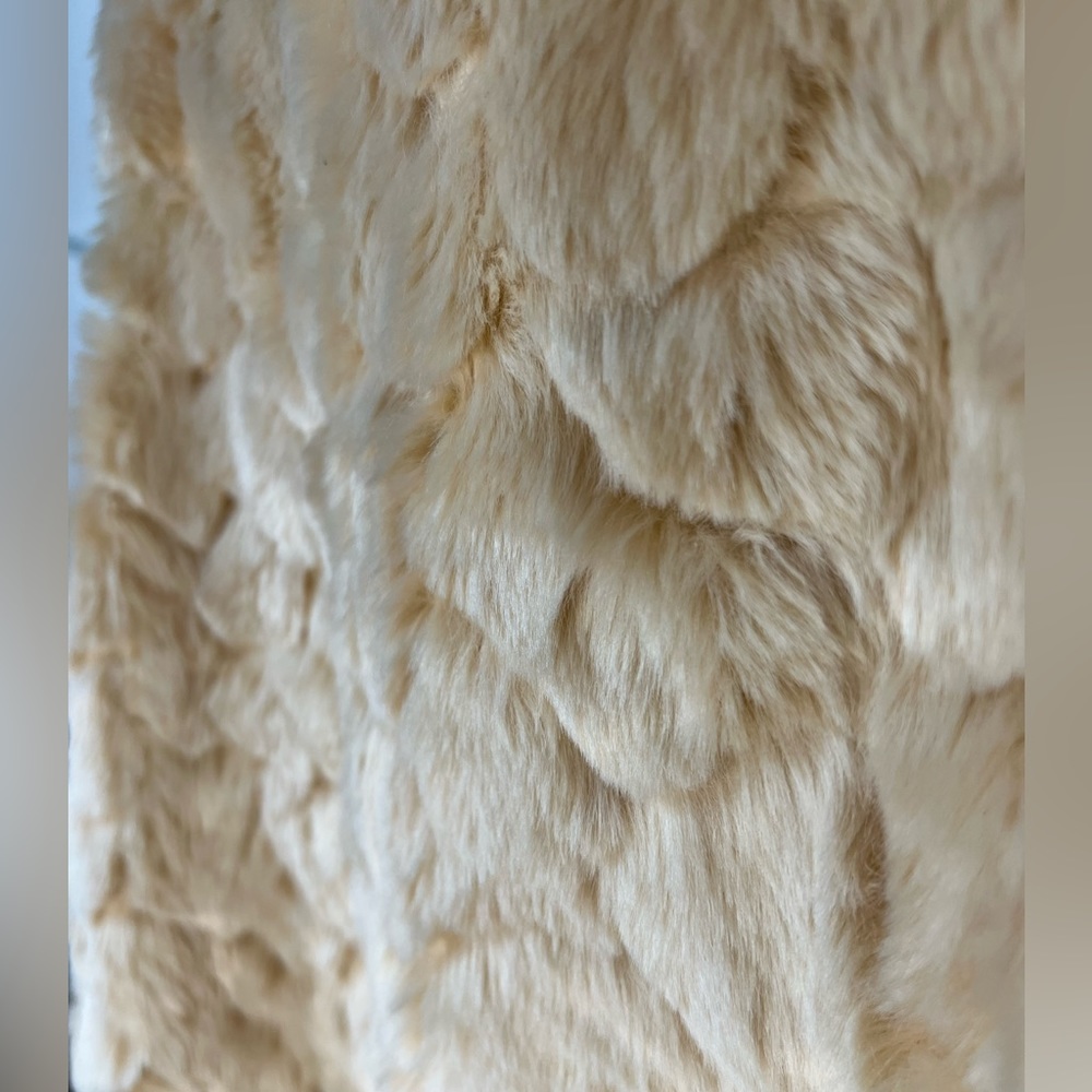 Women’s small Love Tree white cream tan faux fur vest faux leather button zip up - Picture 8 of 11